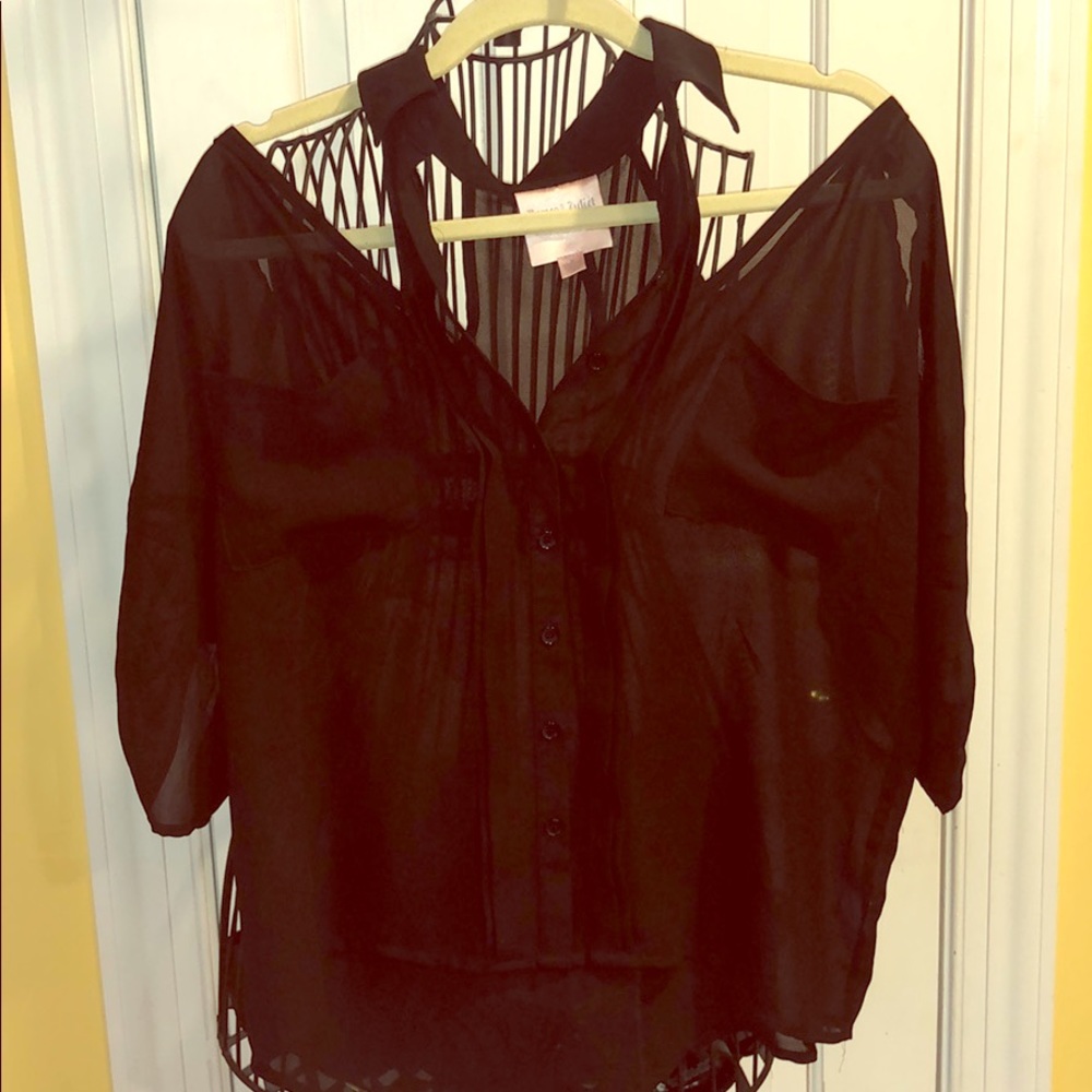 Romeo & Juliet Couture cold shoulder blouse - m